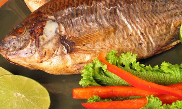 Haşlanmış tilapia, Japon diyetinin ilkelerine göre kilo vermek için mükemmel bir akşam yemeğidir. 